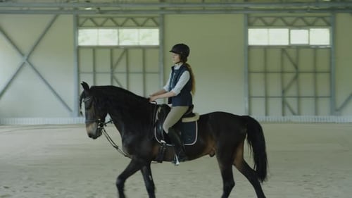 Jóquei feminino montando cavalo na arena