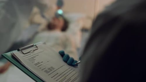 Médico Segurando Prancheta Médica Anote Closeup