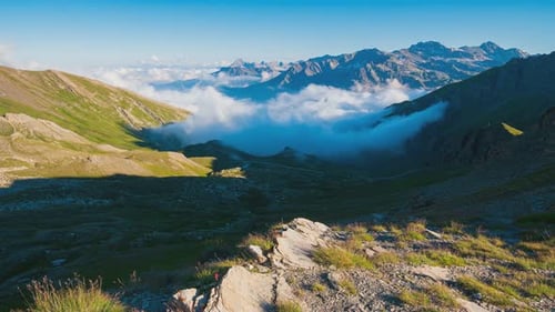 Lapso de tempo, nuvens em movimento no vale alpino ao pôr do sol