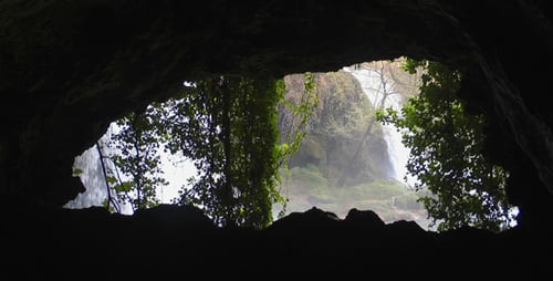Höhle und Wasserfall 2