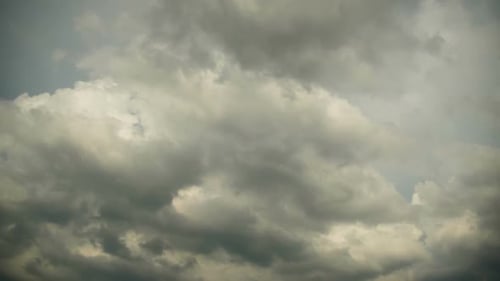 Graue Regenwolken bewegen sich am Himmel. Zeitraffer