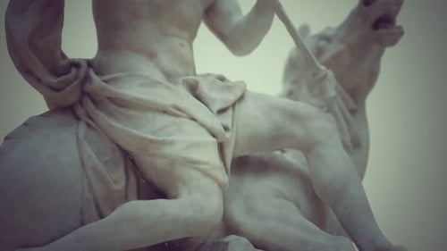 Gros plan de la statue de Neptune