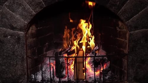 Feuer brennt im Kamin