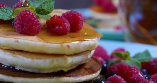 Honig auf einen Stapel Pfannkuchen gießen