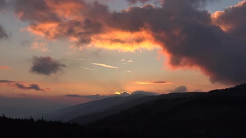 Aufeinanderfolgende Hügel nach Sonnenuntergang