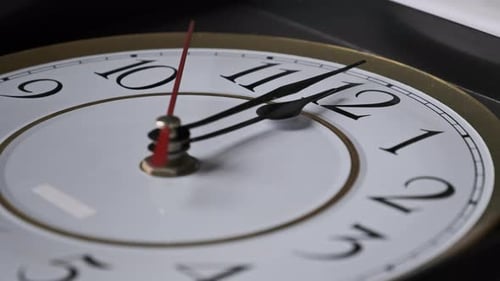 Wanduhr im Vintage-Stil mit beweglichem Sekundenzeiger auf weißem rundem Zifferblatt