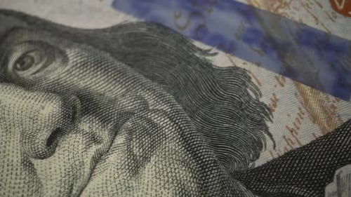 Amerikanische Einhundert-Dollar-Papierbanknote in Nahaufnahme mit Makroaufnahme.