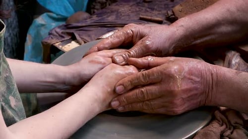 Potter au travail enseignant à un jeune étudiant