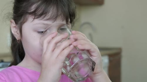 The child drinks water.