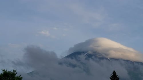 Bedeckte Wolken auf dem Berg Fuji Peak