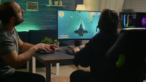 Casal Pro Gamer Jogando Jogos de Atirador Espacial