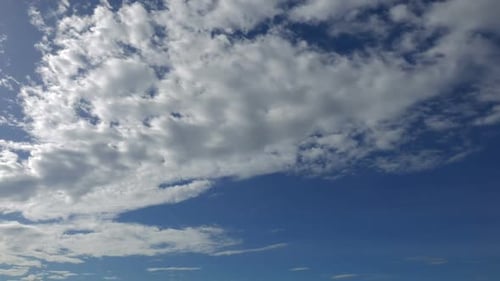Zeitraffer einer weißen Wolke, die sich um den Himmelshintergrund bewegt