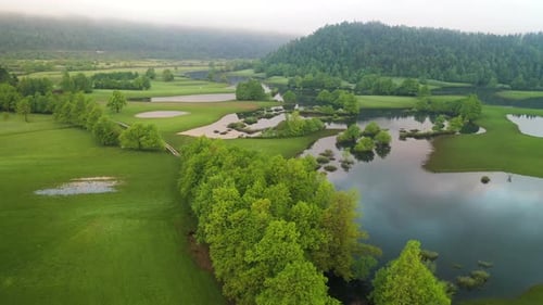 Campagne inondée après de fortes pluies avec champs et routes