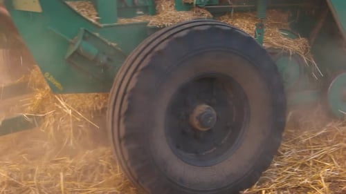 Nahaufnahme Traktor mit Strohhalm.