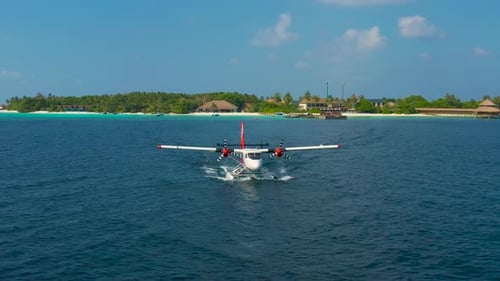 Vorderansicht eines Wasserflugzeugs, das auf einer tropischen Insel auf den Malediven startet