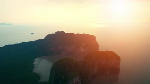 Luftaufnahme über Küste, Berge und Strände bei wunderschönen Sonnenuntergängen
