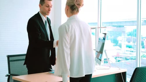 Handschlag von Arbeitssuchendem und Manager im Vorstellungsgespräch