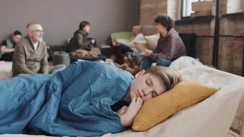 Tween Boy Dormir dans un abri