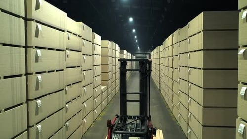 Almacén de MDF y aglomerado en una fábrica de carpintería