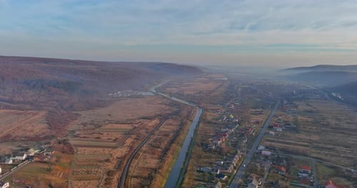 Nebeliger Morgen in den Bergen, Wäldern, Berggipfeln
