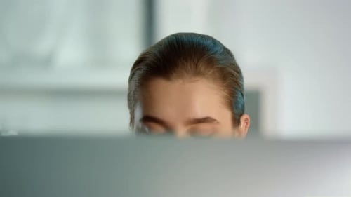 Schüler suchen Computerbildschirm Nahaufnahme