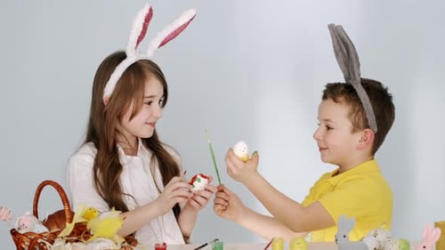 Lustige Kinder in Hasenohren bereiten sich auf die Osterferien vor