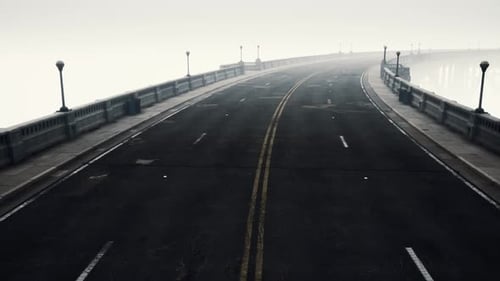 Ponte longa em Nevoeiro Nebuloso