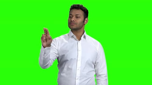 Junger erfolgreicher Geschäftsmann berührt virtuellen Bildschirm