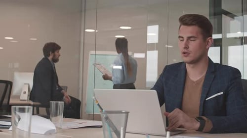 Empresário cansado terminando o trabalho no PC