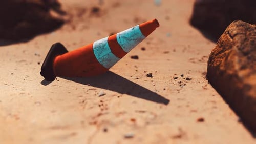 Cono de seguridad vial en una playa de arena vacía