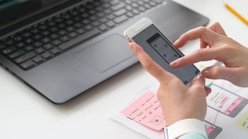 Designer travaillant sur la conception de l'interface du smartphone 12
