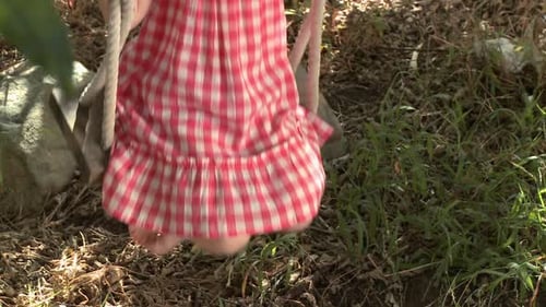 Chica en un columpio