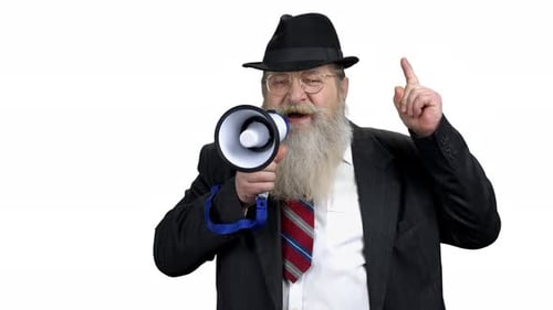 Homem sênior com megafone apontando com a mão