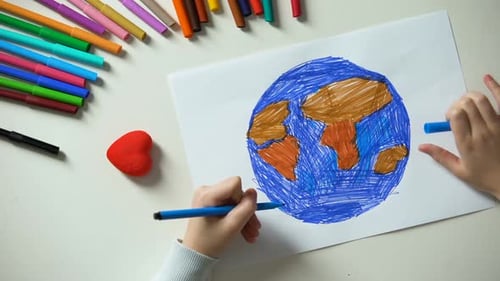Niño pintando tierra y poniendo signo de corazón, paz en todo el mundo, concepto