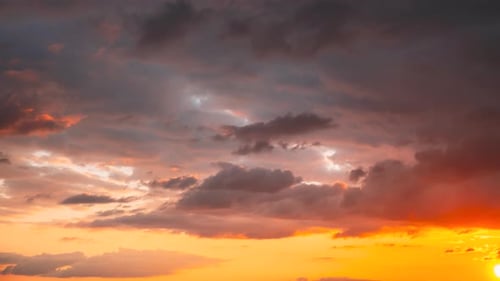 Cielo nublado al atardecer con nubes esponjosas