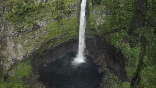 Vue aérienne de la Cascada de l'Arc en Ciel, Réunion.