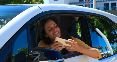 Frau macht Selfie im Auto 4k
