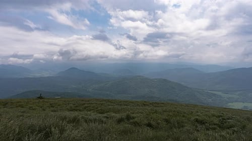 Zeitraffer der Wolken, die sich schnell über die Bergkette von Tarnica Bieszczady bewegen, Polen