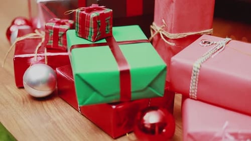 Weihnachtsgeschenkbox auf dem Tisch und Lichter, Ornamente, Weihnachten feiert das neue Jahr.