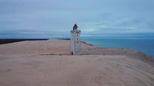 Drone vers le phare de Rubjerg Knude sur la plage