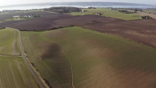 Vuelo de Zumbido sobre campo y carretera