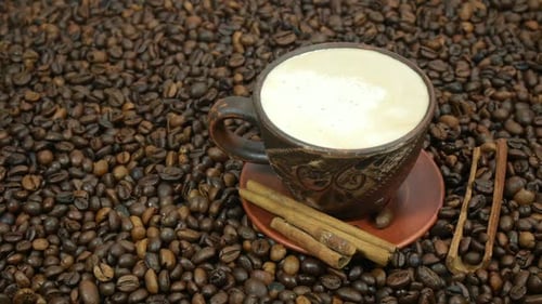 Cappuccino und Kaffeebohnen