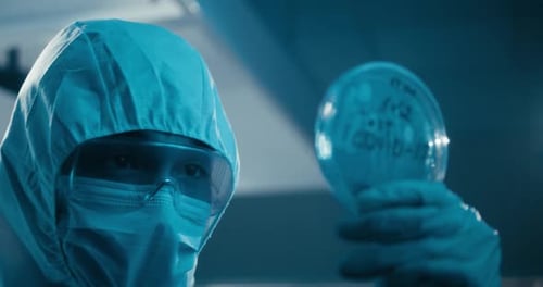 Un scientifique examine un échantillon de coronavirus en laboratoire