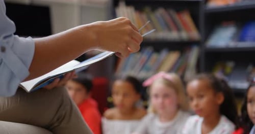 Mittelteil der Lehrerin, die Schüler in der Schulbibliothek unterrichtet 4k