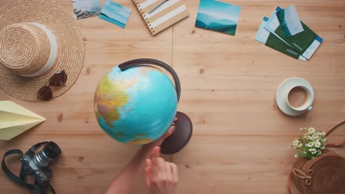 Rotierender Globus und Zeigen auf Ziel