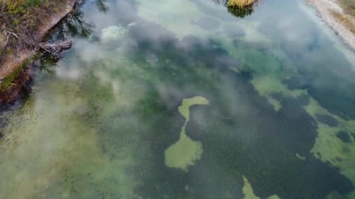 Reflets de nuages dans le lac moussu