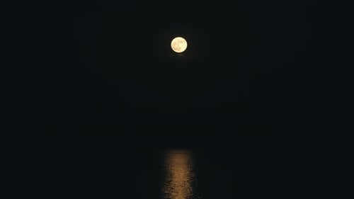 Vollmond steigt aus dem Meer auf