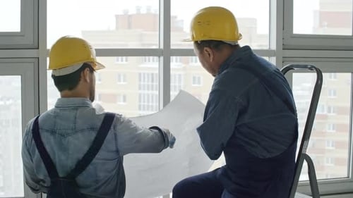Bauherren diskutieren Blueprint