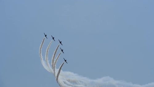Fünf Ausstellungsflugzeuge fliegen und machen Rauchstunts und zeichnen auf der Air Show