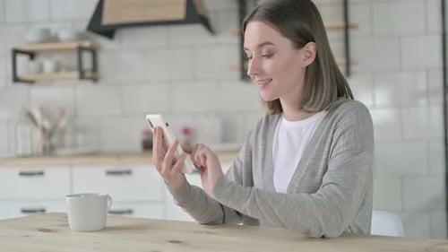 Junge Frau benutzt und scrollt auf dem Smartphone